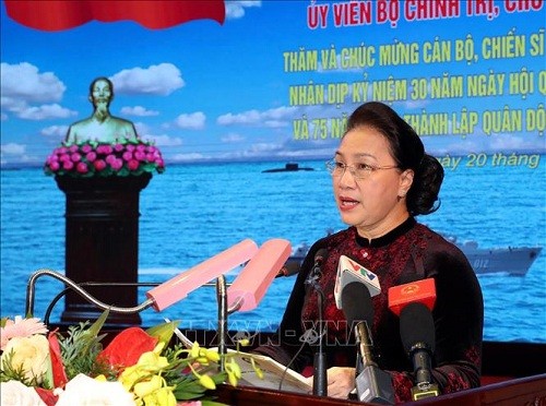 Ketua MN Nguyen Thi Kim Ngan mengunjungi dan mengucapkan selamat  kepada para komandan dan prajurit Angkatan Laut