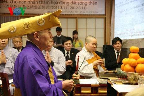 Les Vietnamiens prient pour les victimes du tsunami et du séisme au Japon