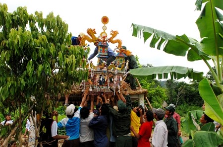 Grave leaving ceremony of the Raglai