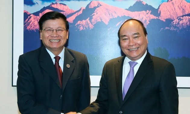 Vietnamese, Lao Prime Ministers pledge to reinforce special relations