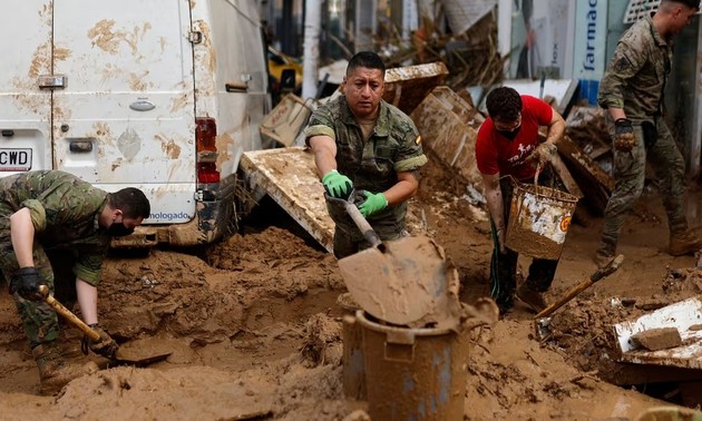 Spain deploys additional 10,000 soldiers and police to flood hit area