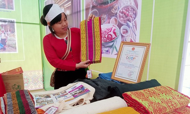 Unique brocade products of the Muong ethnic minority