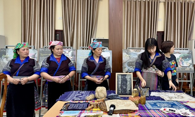 Mong beeswax batik art introduced at Vietnam Women's Museum