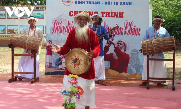 Ariya Chanting - The poetic voice of Cham history and morality