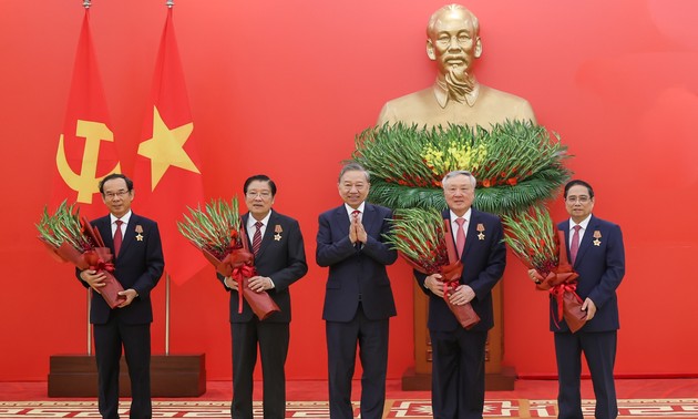 Party General Secretary presents elite honours to incumbent, former leaders