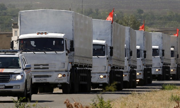 Russia, Ukraine begin to check humanitarian aid trucks