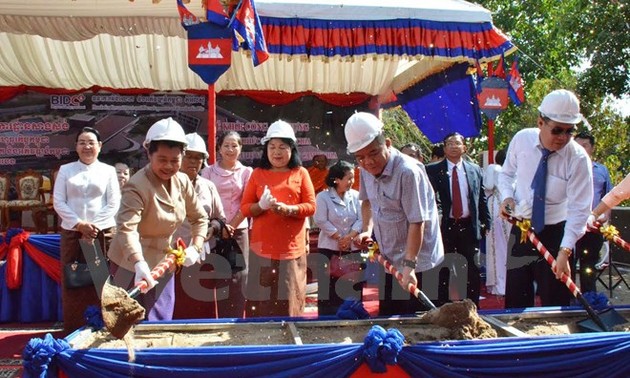 Cambodia presents Royal Medal to Vietnamese bank