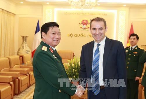 Defense Minister receives ambassadors