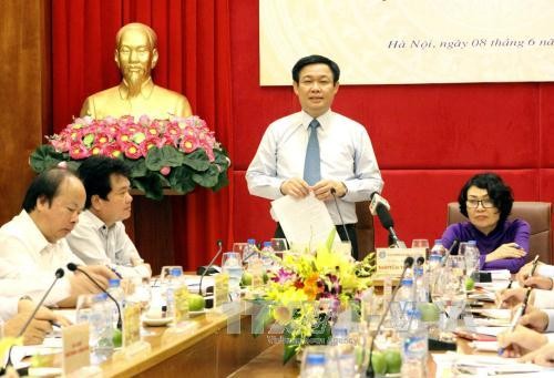 Deputy PM Vuong Dinh Hue works with Vietnam Social Insurance