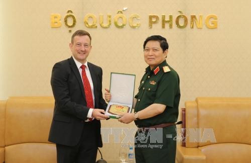  Defense Minister Ngo Xuan Lich receives French ambassador