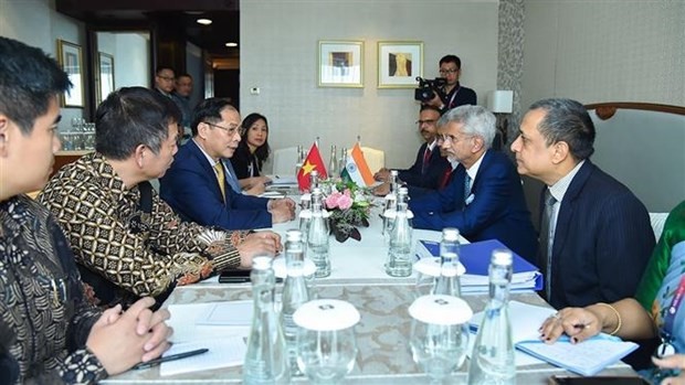 Vietnamese FM meets his Indian, Australian counterparts