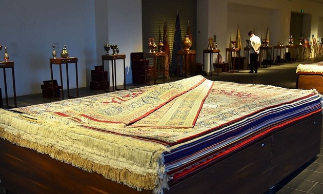 What makes Persian carpets popular worldwide?