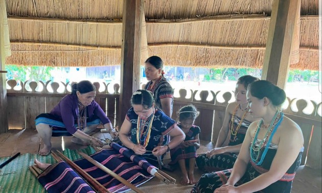 Co Tu ethnic people keep their traditional brocade weaving alive