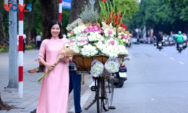 Ao dai beautifies Hanoi streets during autumn days		