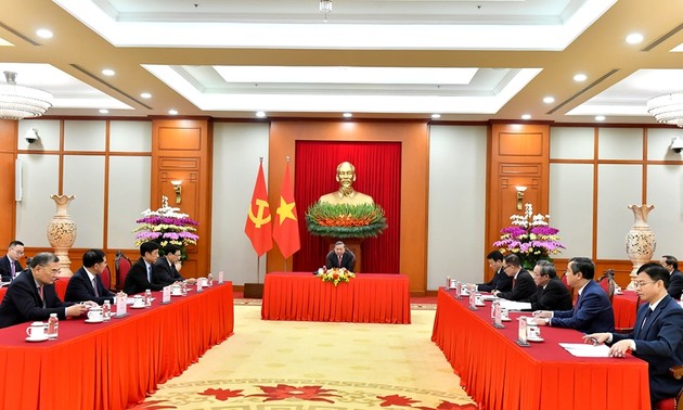 Chinese media spotlights phone talks between top Vietnamese, Chinese leaders