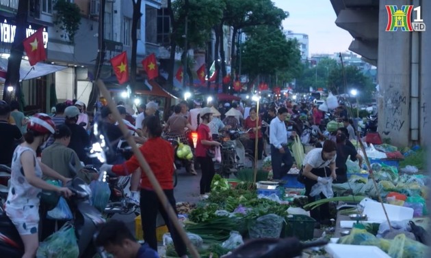 Hanoi’s dawn market draws thrifty shoppers
