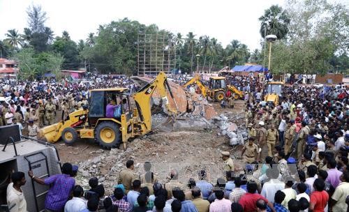 印度发生火灾 至少100人死亡