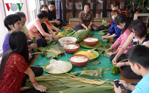 Làm bánh chưng truyền thống cho ngày Tết cổ truyền