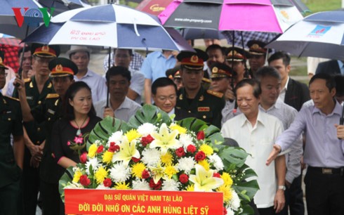 Hommage au Mémorial de l'alliance armée Laos-Vietnam