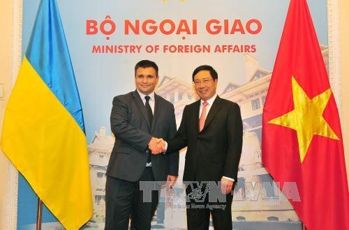 Rencontre des ministres des Affaires étrangères vietnamien et ukrainien