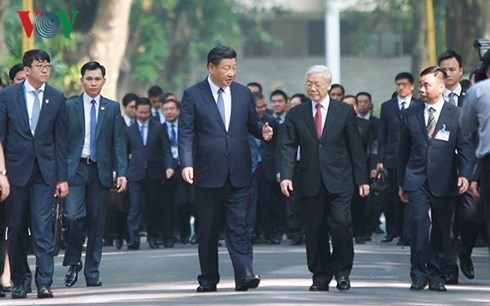 Nguyên Phu Trong et Xi Jinping partagent un thé