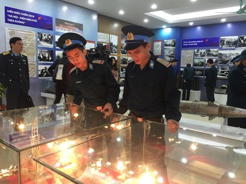 Exposition à l’occasion du 45ème anniversaire de la victoire du Dien Bien Phu aérien