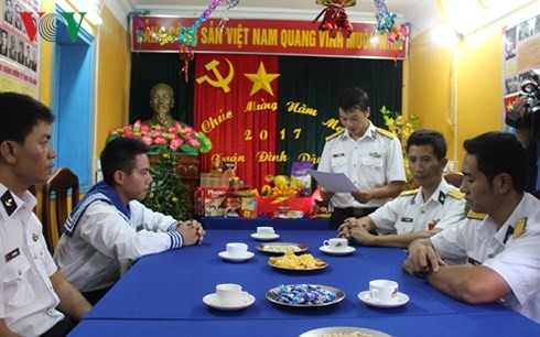 Tet traditionnel : visite aux soldats cantonnés sur l’archipel de Truong Sa