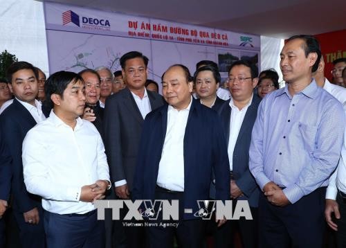 Le Premier ministre Nguyen Xuan Phuc visite le tunnel du col Ca