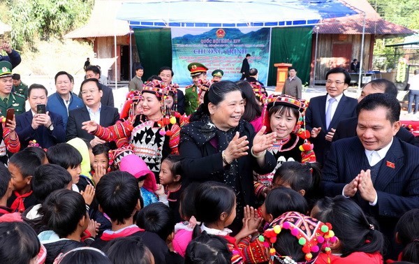 Tong Thi Phong rend visite aux habitants de Muong Nhe