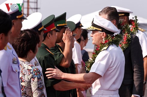 L’USS Carl Vinson mouille au port de Tiên Sa à Dà Nang