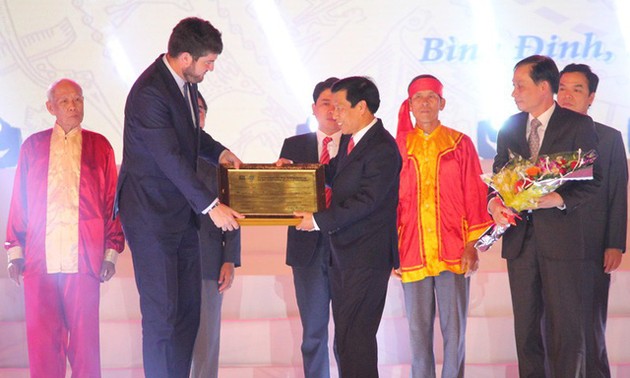 Remise officielle du certificat de l’UNESCO pour le bài chòi