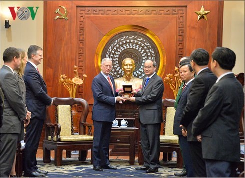 Le secrétaire américain à la Défense à Hô Chi Minh-ville 