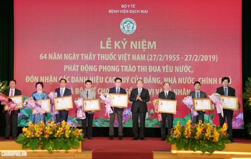 Journée des médecins vietnamiens: Nguyên Xuân Phuc se rend à l’hôpital Bach Mai