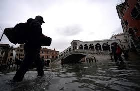 Italie: Léger répit pour Venise sous les eaux, Florence et Pise en alerte