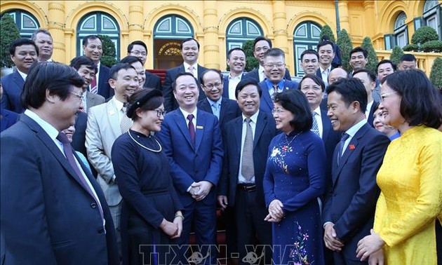 La vice-présidente de la République Dang Thi Ngoc Thinh rencontre des formateurs émérites 