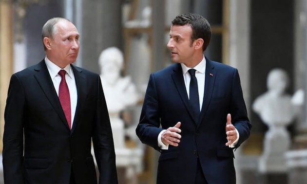 Poutine met en garde Macron: les tentatives d'interférer au Belarus sont “inacceptables“