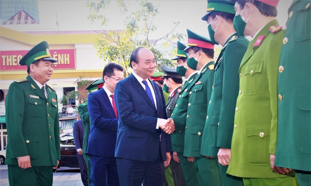 Danang: Nguyên Xuân Phuc rend visite à des militaires et aux autorités de l’arrondissement de Hai Châu