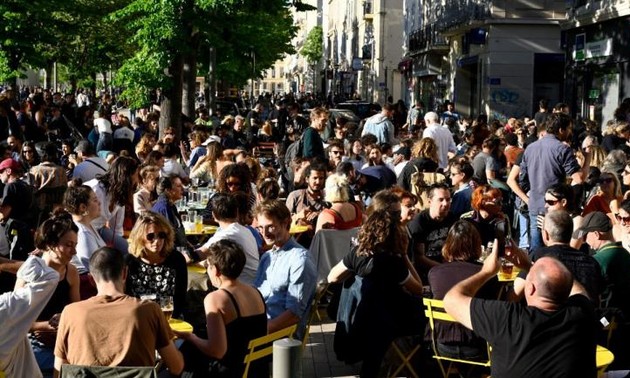 Déconfinement: en terrasse ou au cinéma, la France profite d'un premier souffle de liberté