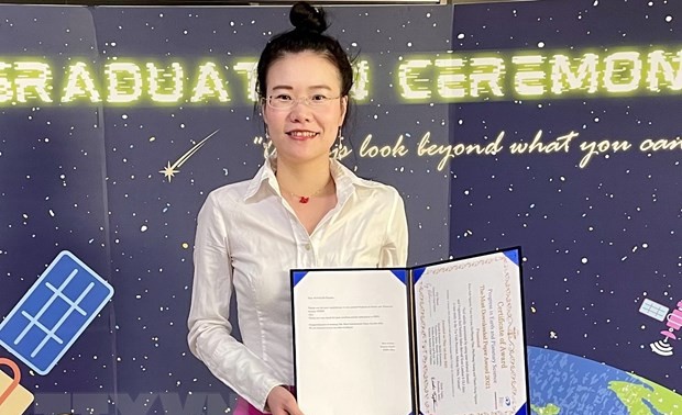 Une Vietnamienne reçoit un prix international pour l'article le plus intéressant