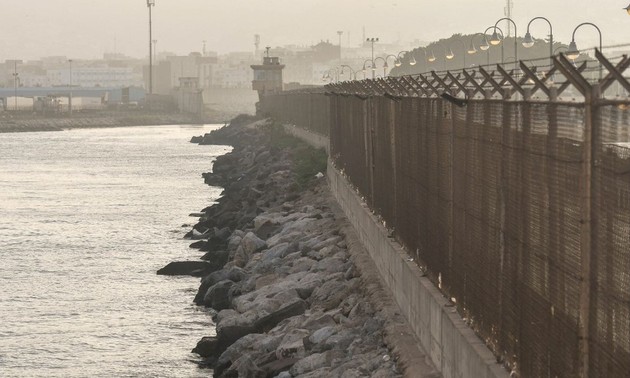 Plus de 200 migrants venus d'Afrique subsaharienne franchissent la frontière espagnole à Melilla