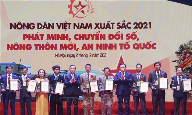 Vuong Dinh Huê honore les meilleurs agriculteurs de 2021