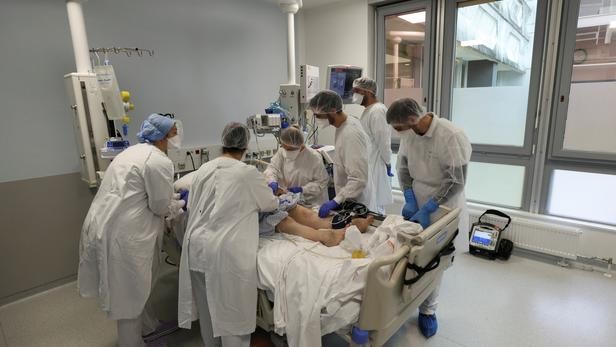 Covid-19: 166 morts en 24 heures, 15.142 malades hospitalisés en France