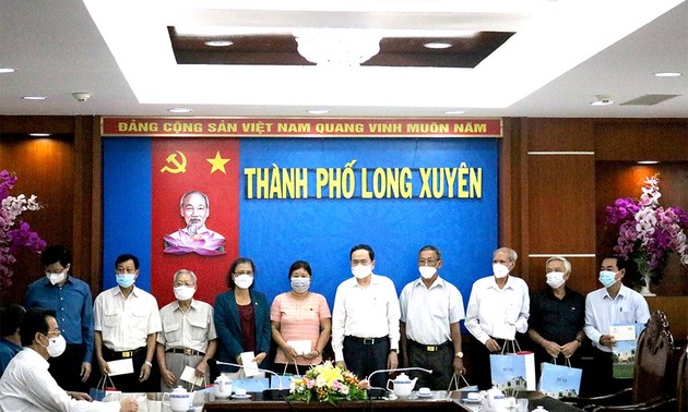 Trân Thanh Mân distribue des cadeaux du Têt à An Giang