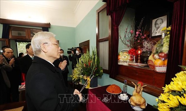 Nguyên Phu Trong brûle des bâtonnets d’encens en mémoire du Président Hô Chi Minh   