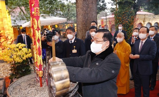 Vuong Dinh Huê offre de l'encens à la mémoire des prédécesseurs ayant des mérites envers la Nation