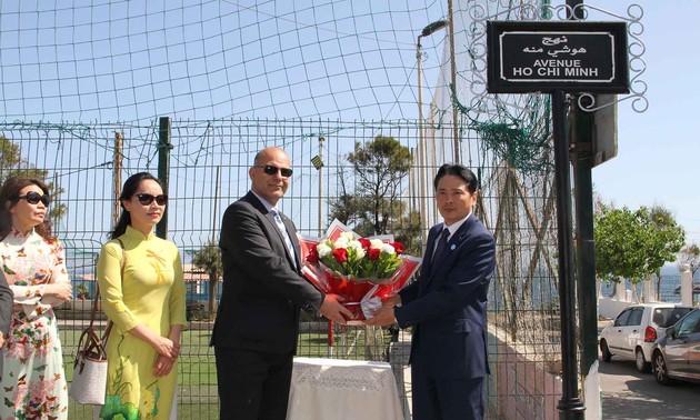 À la mémoire du Président Hô Chi Minh à l'étranger