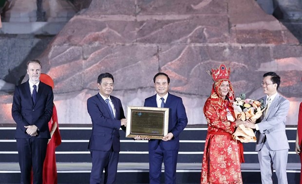 Nguyên Xuân Phuc à une cérémonie en l’honneur du then