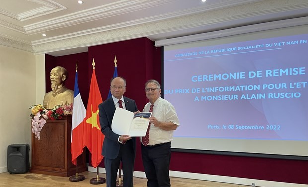 Remise du Prix de l’information pour l’étranger 2021 à l’historien Alain Ruscio