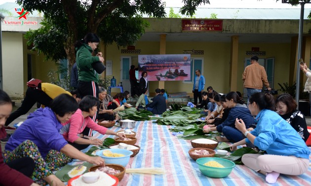 Người dân Sơn La gói hàng nghìn bánh chưng gửi đồng bào vùng lũ 