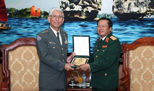 日本陸上自衛隊陸上幕僚長　ベトナムを訪問中